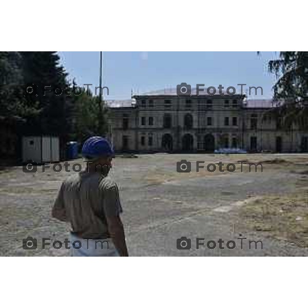 Bergamo Sopraluogo stadio e ex caserma Montelungo della commissione urbanistica comune di Bg. Nella foto visita nella ex caserma