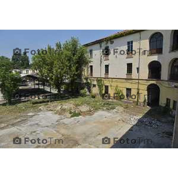 Bergamo Sopraluogo stadio e ex caserma Montelungo della commissione urbanistica comune di Bg. Nella foto visita nella ex caserma