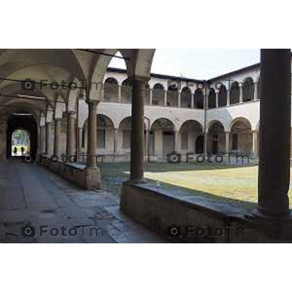 Bergamo le palazzine / uffici destinati all\'università di Bergamo nella foto il chiostro piccolo di Sant Agostino