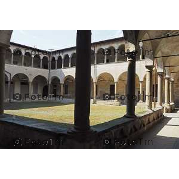 Bergamo le palazzine / uffici destinati all\'università di Bergamo nella foto il chiostro piccolo di Sant Agostino