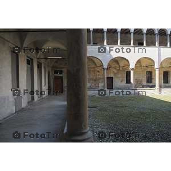 Bergamo le palazzine / uffici destinati all\'università di Bergamo nella foto il chiostro piccolo di Sant Agostino