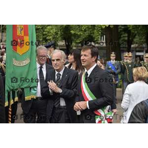 Bergamo festa della Repubblica 2 giugno 2016 l\'arrivo del sindaco di Bg