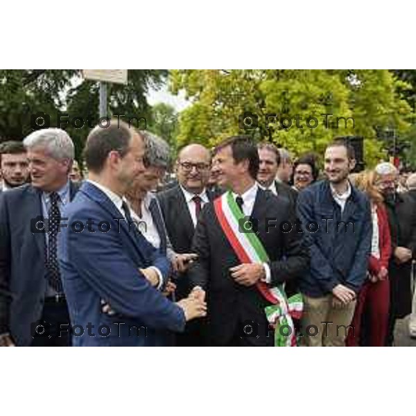 Bergamo festa della Repubblica 2 giugno 2016 l\'arrivo del sindaco di Bg