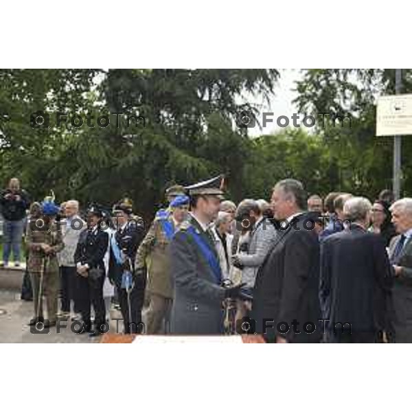 Bergamo festa della Repubblica 2 giugno 2016 il comandante gdf Bergamo colonnello Vincenzo Tomei con Carlo Nicora