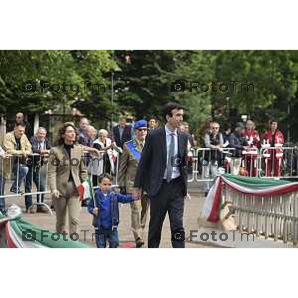 Bergamo festa della Repubblica 2 giugno 2016 il ministro Martina accompagnato dal figlio