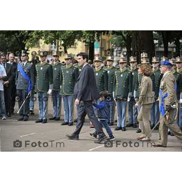 Bergamo festa della Repubblica 2 giugno 2016 il ministro Martina accompagnato dal figlio