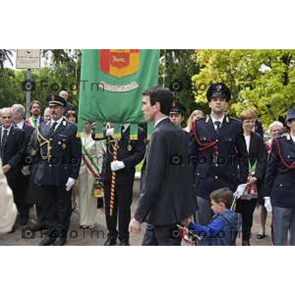 Bergamo festa della Repubblica 2 giugno 2016 il ministro Martina accompagnato dal figlio