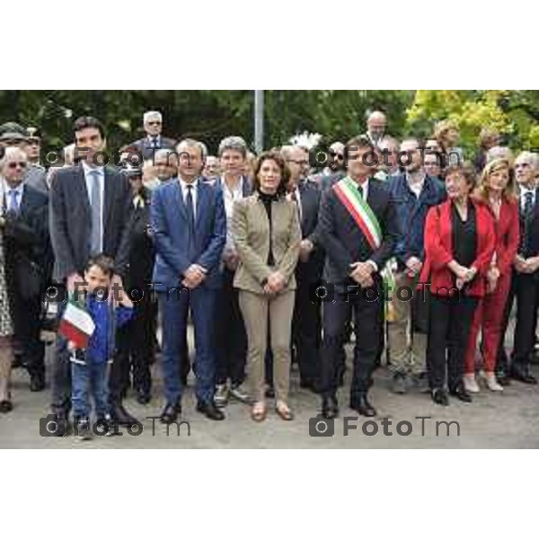 Bergamo festa della Repubblica 2 giugno 2016 il ministro Martina accompagnato dal figlio