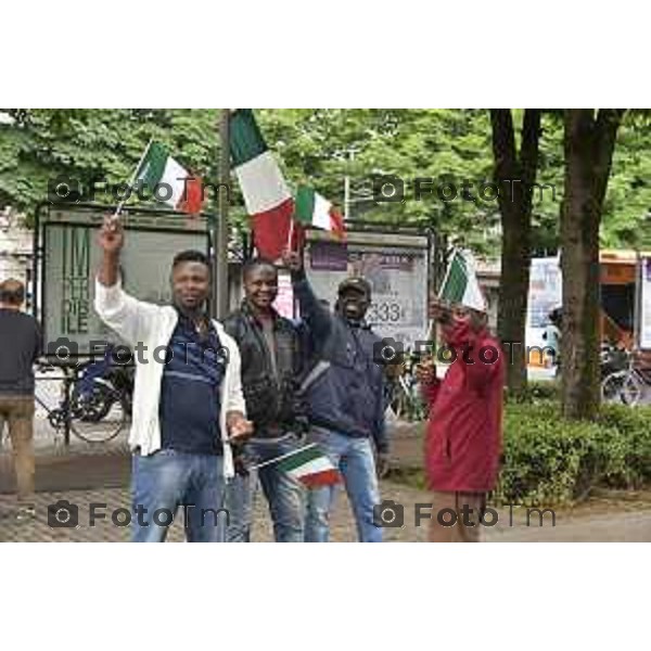 Bergamo festa della Repubblica 2 giugno 2016 stranieri con la bandiera italiana