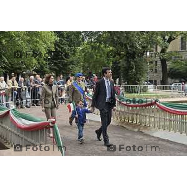 Bergamo festa della Repubblica 2 giugno 2016 il ministro Martina accompagnato dal figlio