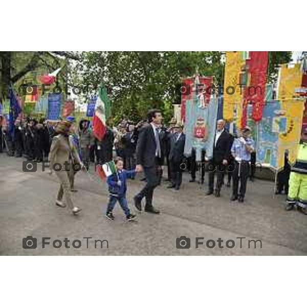 Bergamo festa della Repubblica 2 giugno 2016 il ministro Martina accompagnato dal figlio