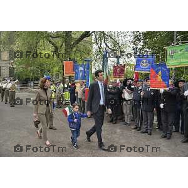 Bergamo festa della Repubblica 2 giugno 2016 il ministro Martina accompagnato dal figlio