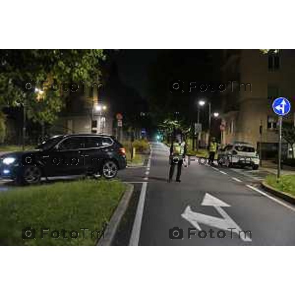 Bergamo Città Alta gli spazi estivi e il via libera alle moto. nella foto blocchi polizia locale alla funicolare