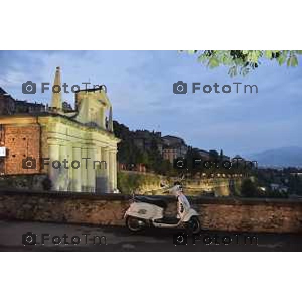 Bergamo Città Alta gli spazi estivi e il via libera alle moto.