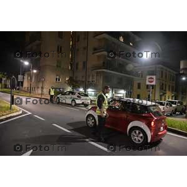 Bergamo Città Alta gli spazi estivi e il via libera alle moto. nella foto blocchi polizia locale alla funicolare