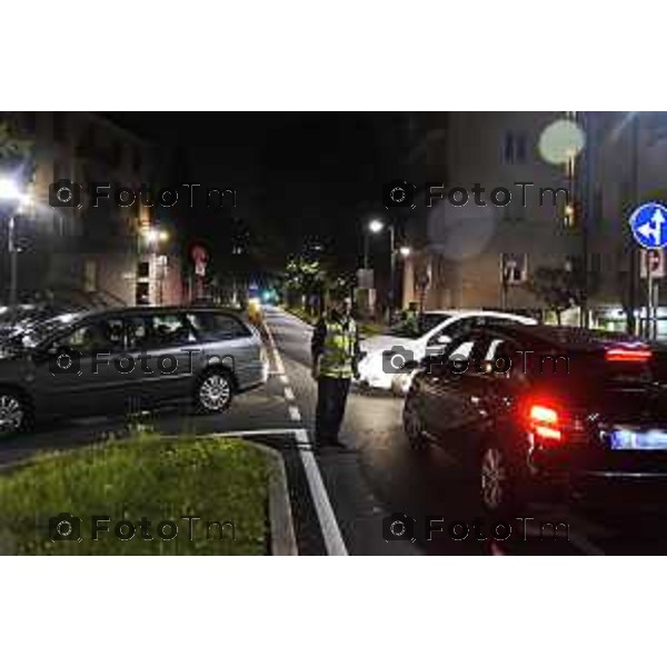 Bergamo Città Alta gli spazi estivi e il via libera alle moto. nella foto blocchi polizia locale alla funicolare