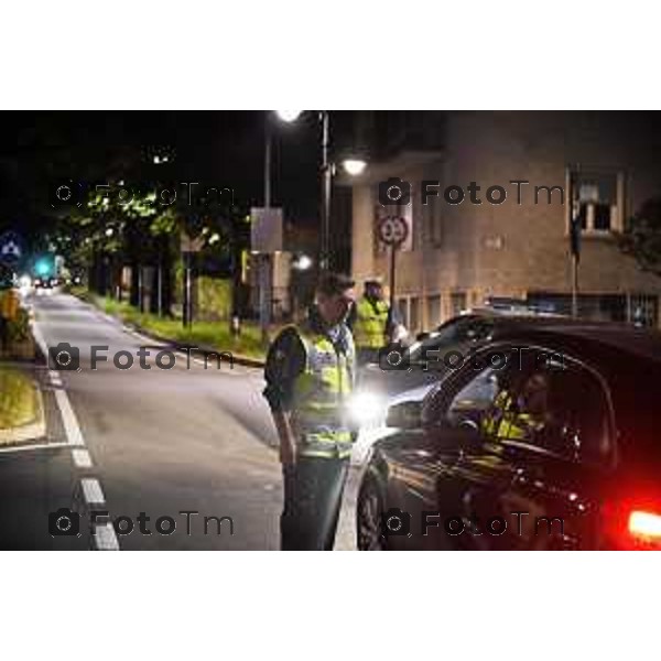 Bergamo Città Alta gli spazi estivi e il via libera alle moto. nella foto blocchi polizia locale alla funicolare