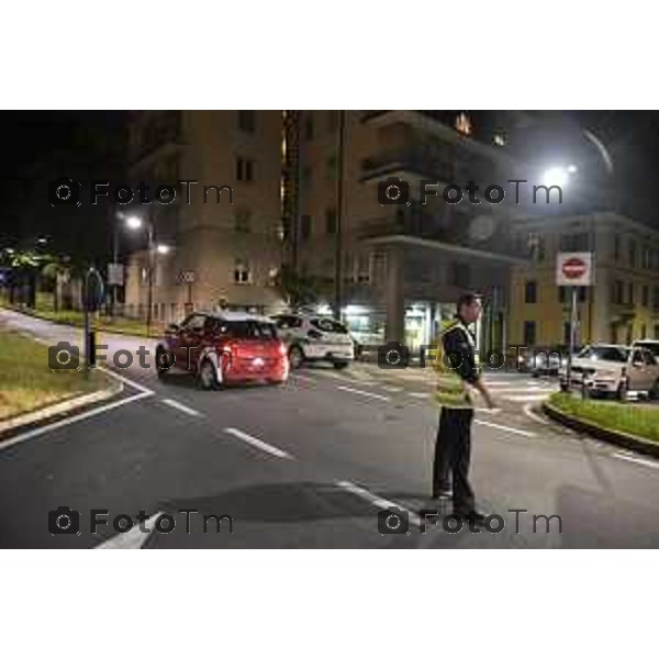 Bergamo Città Alta gli spazi estivi e il via libera alle moto. nella foto blocchi polizia locale alla funicolare