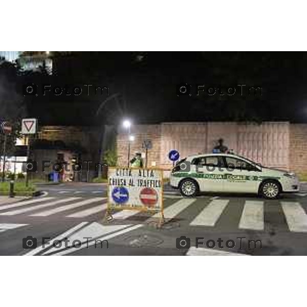 Bergamo Città Alta gli spazi estivi e il via libera alle moto. nella foto blocchi polizia locale alla funicolare