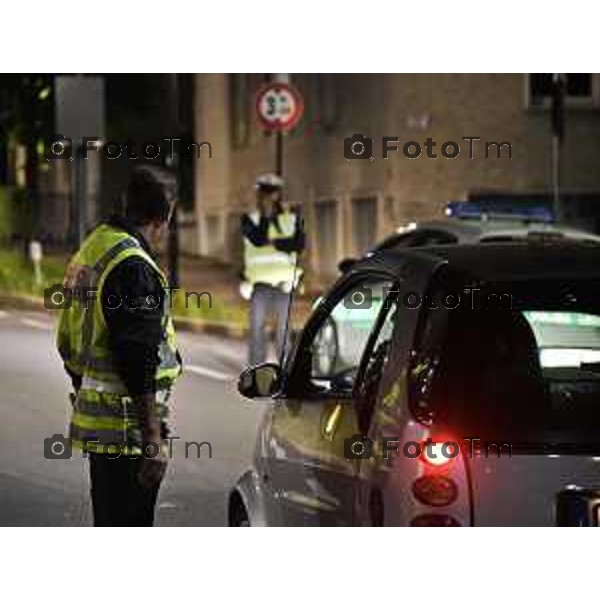 Bergamo Città Alta gli spazi estivi e il via libera alle moto. nella foto blocchi polizia locale alla funicolare