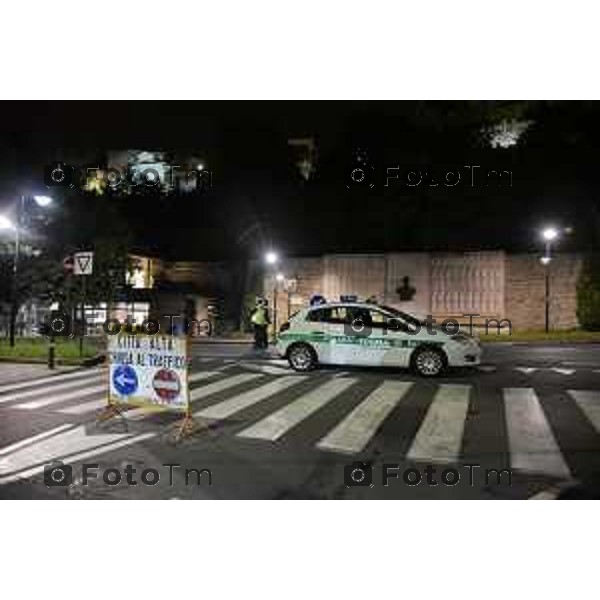 Bergamo Città Alta gli spazi estivi e il via libera alle moto. nella foto blocchi polizia locale alla funicolare