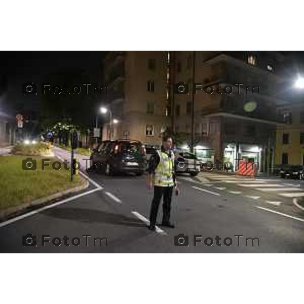 Bergamo Città Alta gli spazi estivi e il via libera alle moto. nella foto blocchi polizia locale alla funicolare