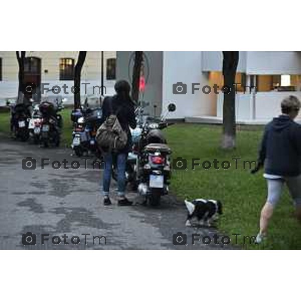 Bergamo Città Alta gli spazi estivi e il via libera alle moto. i parcheggi San Michele dedicati alle moto con auto