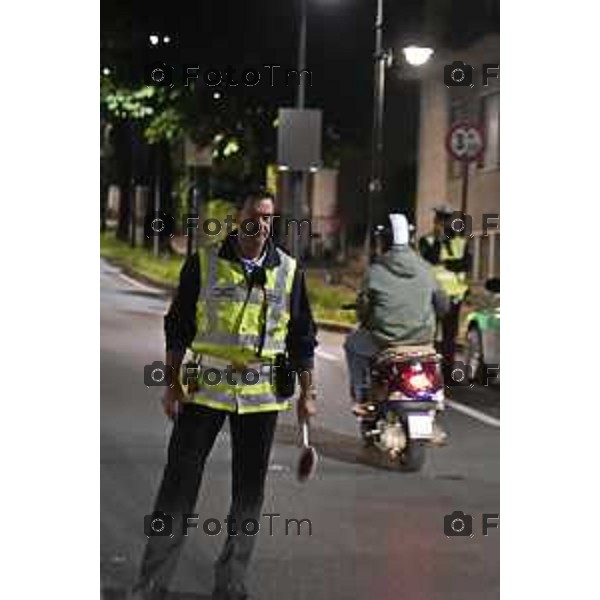 Bergamo Città Alta gli spazi estivi e il via libera alle moto. nella foto blocchi polizia locale alla funicolare