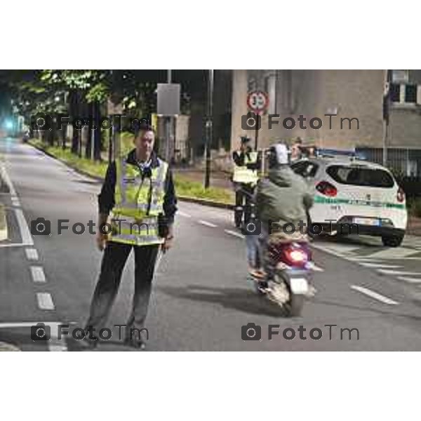 Bergamo Città Alta gli spazi estivi e il via libera alle moto. nella foto blocchi polizia locale alla funicolare