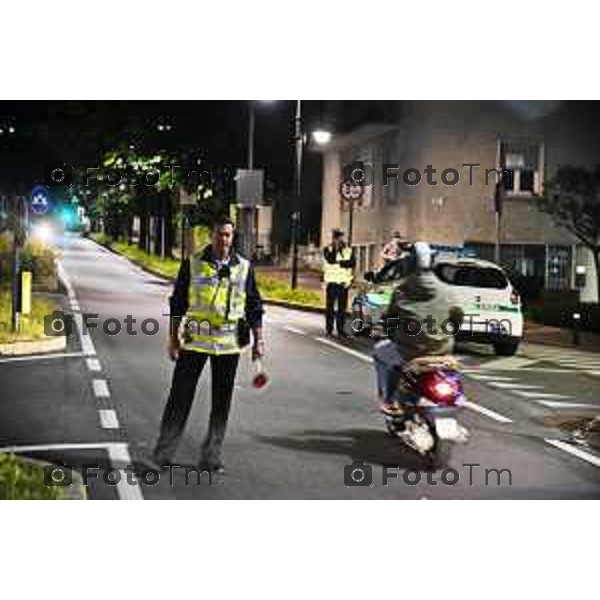 Bergamo Città Alta gli spazi estivi e il via libera alle moto. nella foto blocchi polizia locale alla funicolare