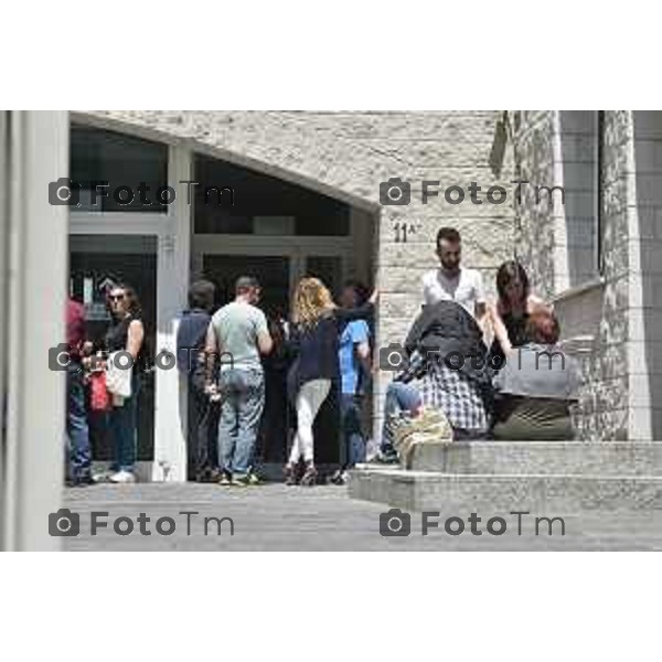 Bergamo Tribunale Proceso Bossetti in aula Marita Comi nella foto l\'attesa in coda per l\'ingresso