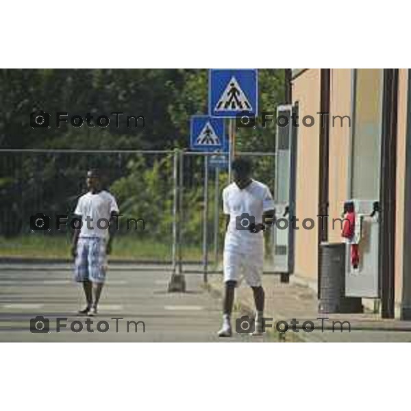 Presezzo scuole Maironi da Ponte, altri profughi sistemati nella palestra, giocano a calcio