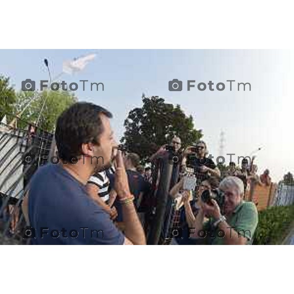 Filago, Salvini ritorna alla palestra che ha accolto i profughi e un gruppo dei centri sociali non autorizzato provoca scompiglio e scaramucce con la polizia