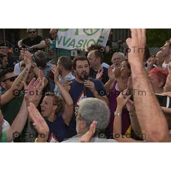 Filago, Salvini ritorna alla palestra che ha accolto i profughi e un gruppo dei centri sociali non autorizzato provoca scompiglio e scaramucce con la polizia