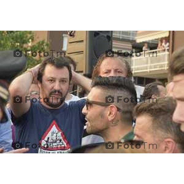 Filago, Salvini ritorna alla palestra che ha accolto i profughi e un gruppo dei centri sociali non autorizzato provoca scompiglio e scaramucce con la polizia