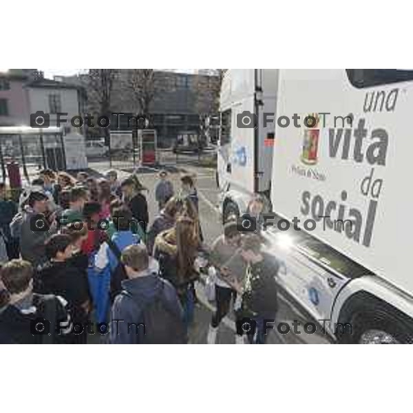 La polizia Di stato presente Una vita da social il “Truck” della legalità su Internet per navigare in rete senza pericolo nella foto il testimonial e giocatore dell\'Atalanta Dalessandro Marco