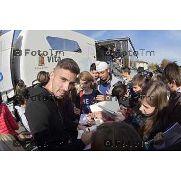 La polizia Di stato presente Una vita da social il “Truck” della legalità su Internet per navigare in rete senza pericolo nella foto il testimonial e giocatore dell\'Atalanta Dalessandro Marco