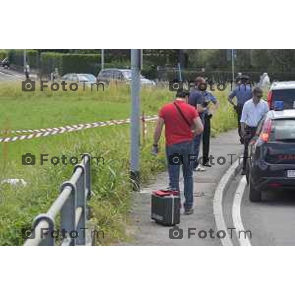 Carvico, ritrovamento cadavere al ciglio di una strada, nella foto rilievi dei carabinieri