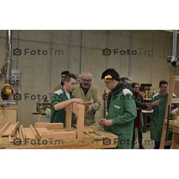 Almenno san Bartolomeo La famiglia Tino Sana, e la nuova scuola di falegnameria a fianco dell\'azienda nella foto i laboratori di falegnameria