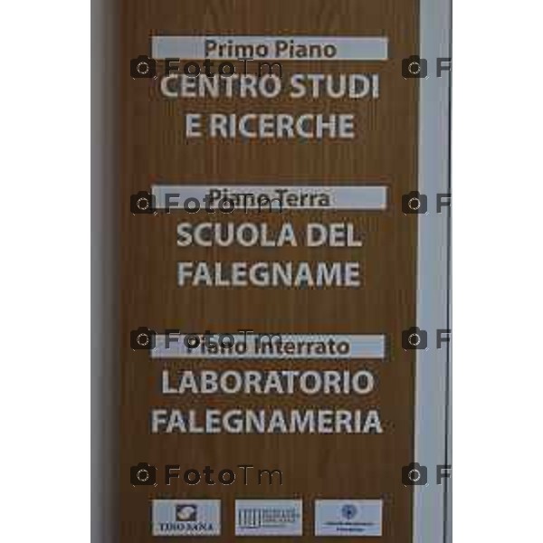 Almenno san Bartolomeo La famiglia Tino Sana, e la nuova scuola di falegnameria a fianco dell\'azienda nella foto l\'ingresso della scuola e hall