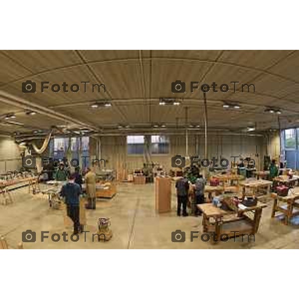 Almenno san Bartolomeo La famiglia Tino Sana, e la nuova scuola di falegnameria a fianco dell\'azienda nella foto i laboratori di falegnameria