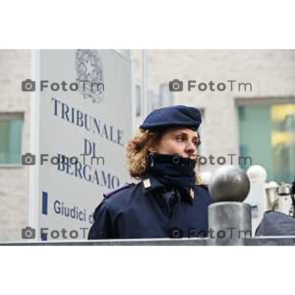 Bergamo Tribunale, Processo Bossetti/Yara Gambirasio Sentite le sorelle di Massimo Maggioni calunniato da Bossetti nella foto Il tribunale di Bergamo presidiato