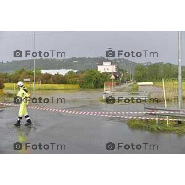 Foto LaPresse/Davide Gandossi x Tiziano Manzoni25/05/2019 Bergamo,Italia cronaca Bomba d\'acqua su Valbrembo esondato il torrente Quisa, strade chiuse allagamenti e disagi Nella Foto: Via Pascolo del Tedeschi chiusa per esondazione fiume