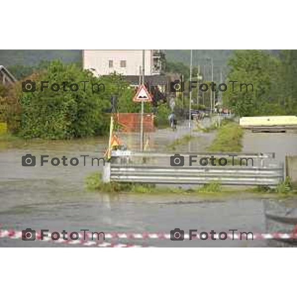 Foto LaPresse/Davide Gandossi x Tiziano Manzoni25/05/2019 Bergamo,Italia cronaca Bomba d\'acqua su Valbrembo esondato il torrente Quisa, strade chiuse allagamenti e disagi Nella Foto: Via Pascolo del Tedeschi chiusa per esondazione fiume