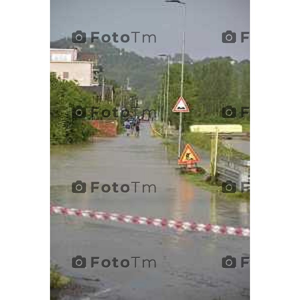 Foto LaPresse/Davide Gandossi x Tiziano Manzoni25/05/2019 Bergamo,Italia cronaca Bomba d\'acqua su Valbrembo esondato il torrente Quisa, strade chiuse allagamenti e disagi Nella Foto: Via Pascolo del Tedeschi chiusa per esondazione fiume