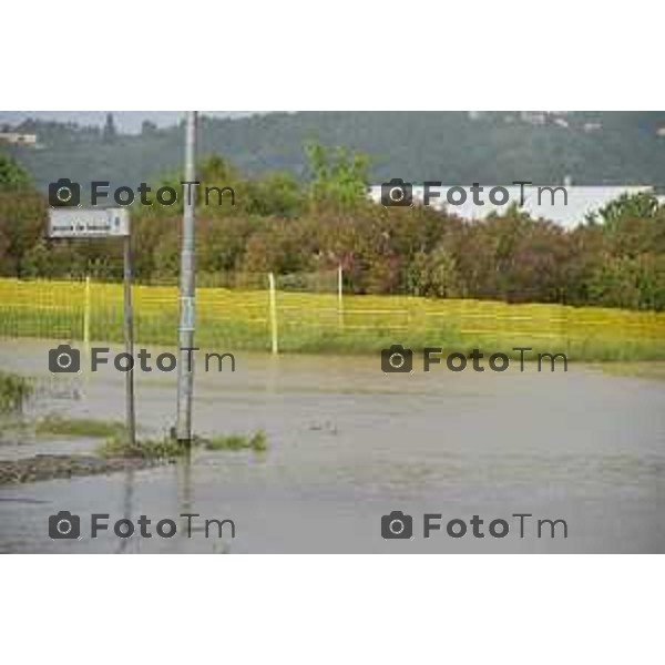 Foto LaPresse/Davide Gandossi x Tiziano Manzoni25/05/2019 Bergamo,Italia cronaca Bomba d\'acqua su Valbrembo esondato il torrente Quisa, strade chiuse allagamenti e disagi Nella Foto: Via Pascolo del Tedeschi chiusa per esondazione fiume