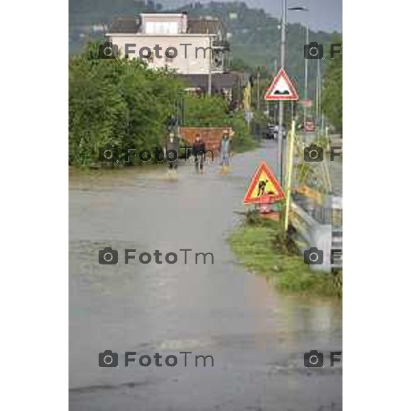 Foto LaPresse/Davide Gandossi x Tiziano Manzoni25/05/2019 Bergamo,Italia cronaca Bomba d\'acqua su Valbrembo esondato il torrente Quisa, strade chiuse allagamenti e disagi Nella Foto: Via Pascolo del Tedeschi chiusa per esondazione fiume