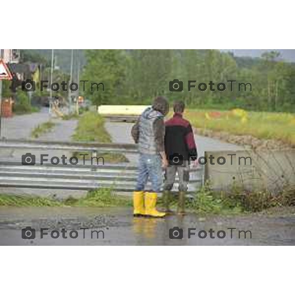 Foto LaPresse/Davide Gandossi x Tiziano Manzoni25/05/2019 Bergamo,Italia cronaca Bomba d\'acqua su Valbrembo esondato il torrente Quisa, strade chiuse allagamenti e disagi Nella Foto: Via Pascolo del Tedeschi chiusa per esondazione fiume