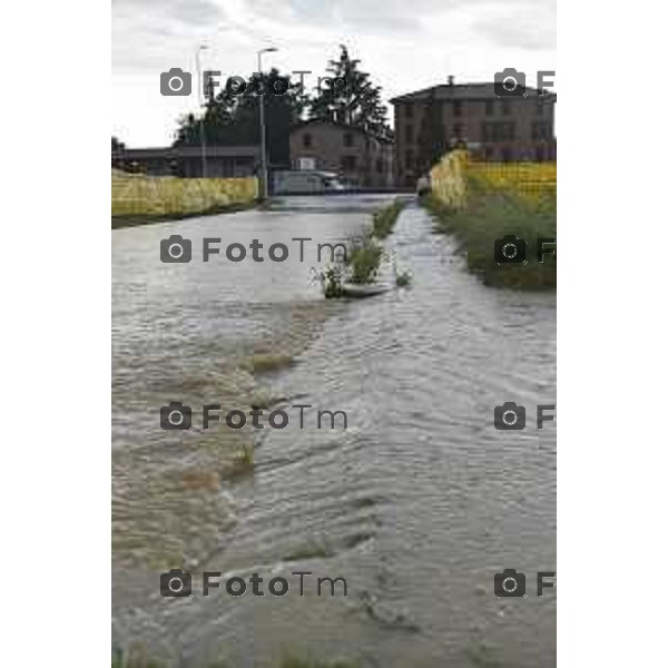 Foto LaPresse/Davide Gandossi x Tiziano Manzoni25/05/2019 Bergamo,Italia cronaca Bomba d\'acqua su Valbrembo esondato il torrente Quisa, strade chiuse allagamenti e disagi Nella Foto: Strade allagate a Valnrembo