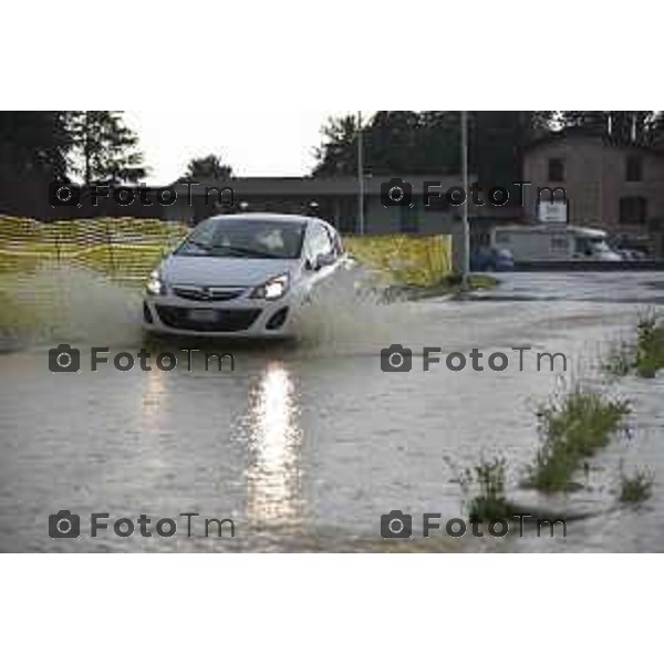 Foto LaPresse/Davide Gandossi x Tiziano Manzoni25/05/2019 Bergamo,Italia cronaca Bomba d\'acqua su Valbrembo esondato il torrente Quisa, strade chiuse allagamenti e disagi Nella Foto: Strade allagate a Valnrembo